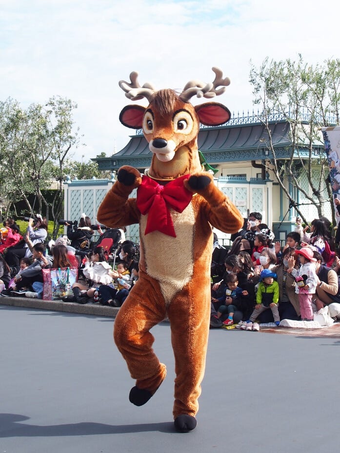 トナカイなど、パレードルートを歩くキャラクターたちにも注目。近くまで来てくれたりすることもありますよ