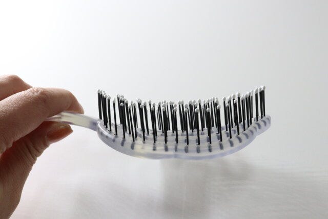 ダイソーの立てられる乾きやすいブローブラシ