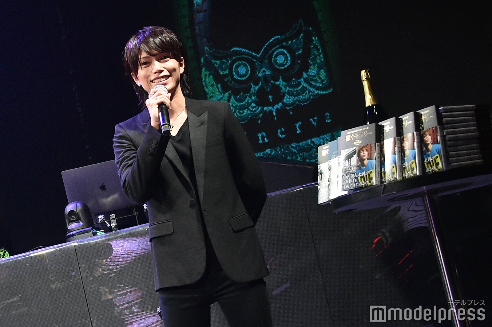 （左から）DJ社長、愛夢路澪（C）モデルプレス