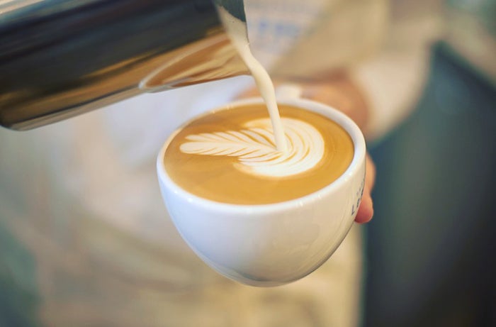 バリスタが淹れるカフェラテ／画像提供：LeBRESSO JAPAN INC.