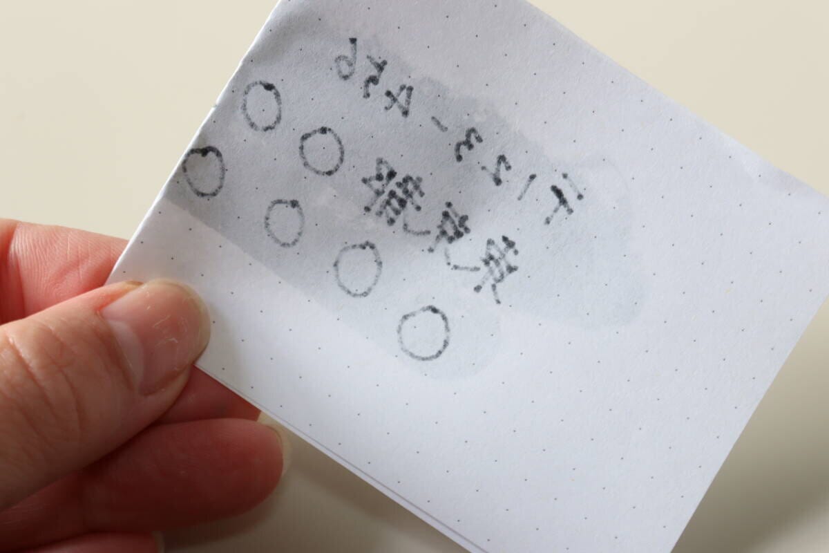 セリアのブラックスティックのりを付けて折りたたむ