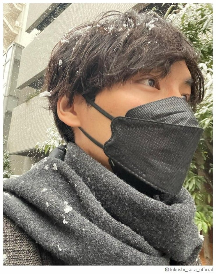 福士蒼汰、雪中での接近オフショット公開「雪もしたたるいい男」「彼女目線風で最高」と悶絶の声