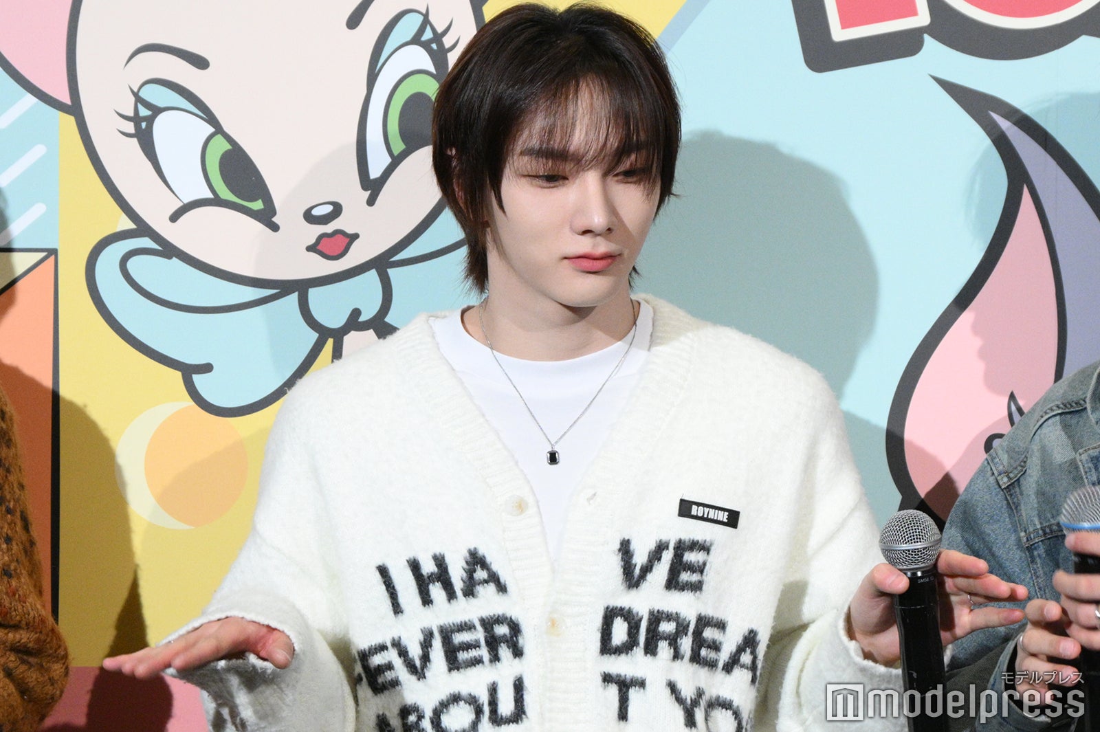 LEEHAN（イハン）の言った「トムは天使です」を受け天使の羽を表現するSUNGHO（ソンホ）（C）モデルプレス