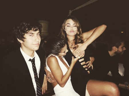 セレーナ・ゴメスがカーラ・デルヴィーニュのポロリに思わず