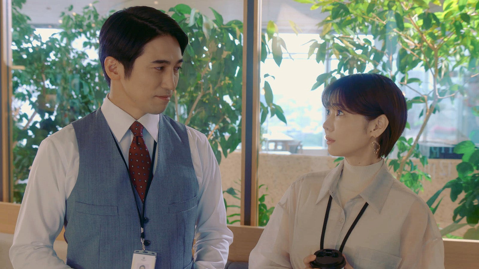 高橋光臣、倉科カナ（C）「隣の男はよく食べる」製作委員会