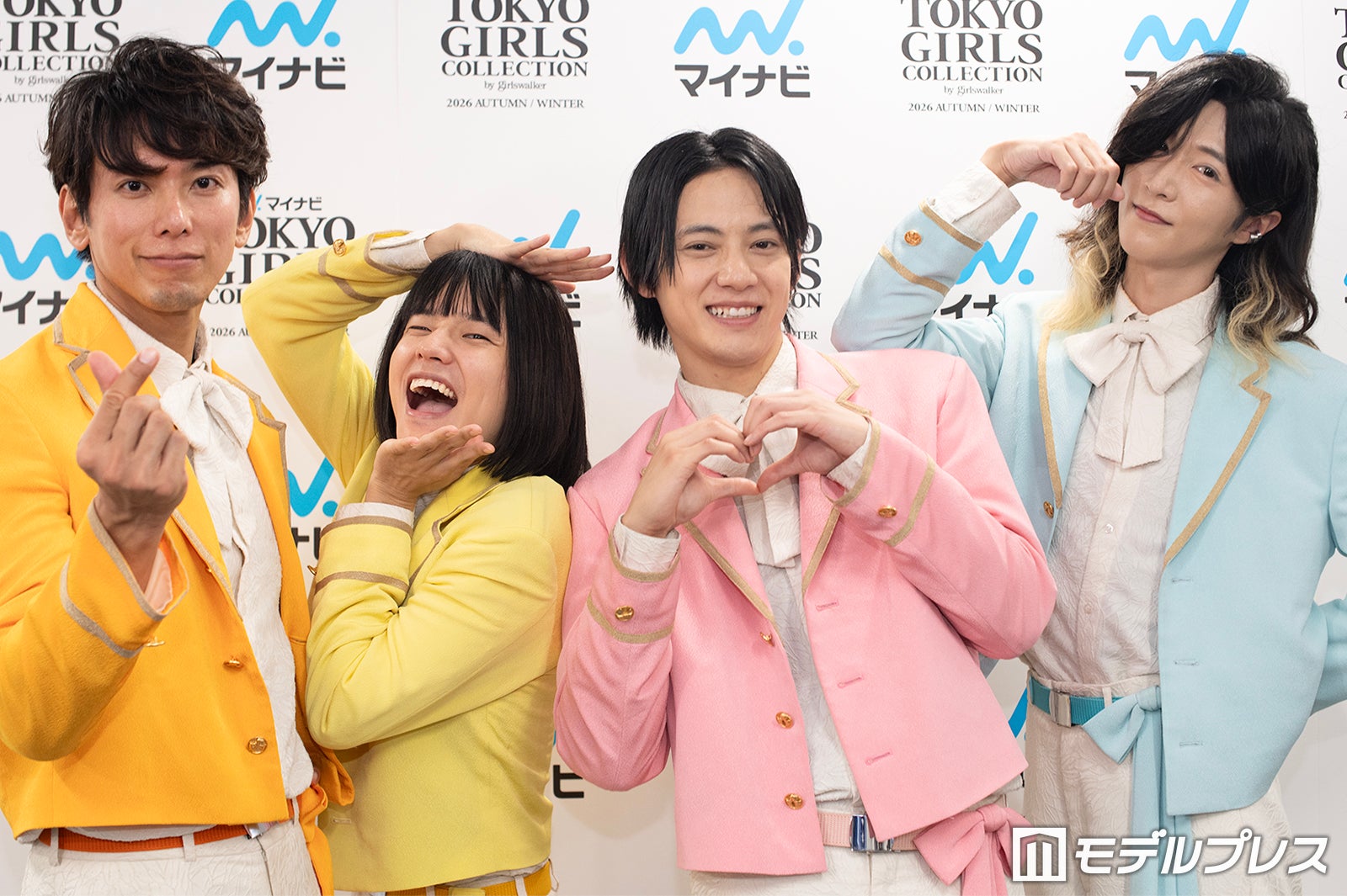 わちゃわちゃするモナキ（C）モデルプレス