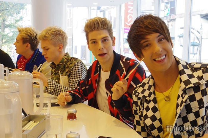 アフター・ロミオ(手前から:ジェイク、ティーシー、デヴィン、ドリュー)