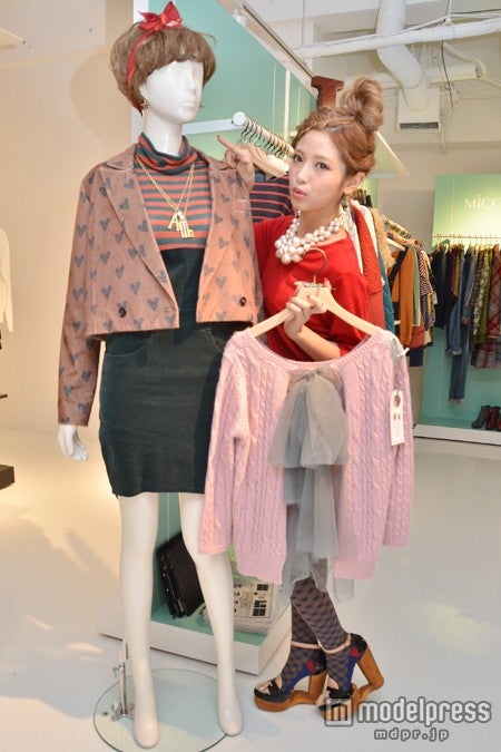 ハートのヒョウ柄コートと、背中のチュールがポイントのニットをアピールするくみっきー