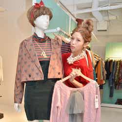 ハートのヒョウ柄コートと、背中のチュールがポイントのニットをアピールするくみっきー