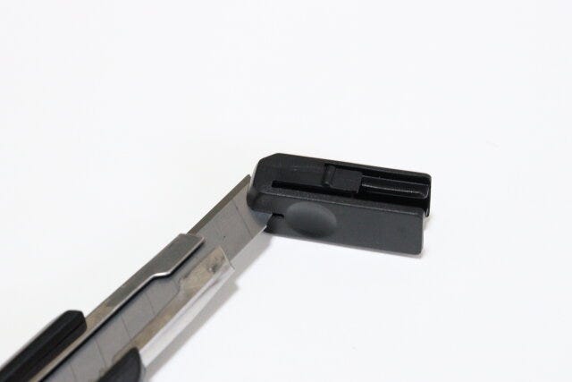 マグネット付カッター（ブラック、9mm）　刃折器