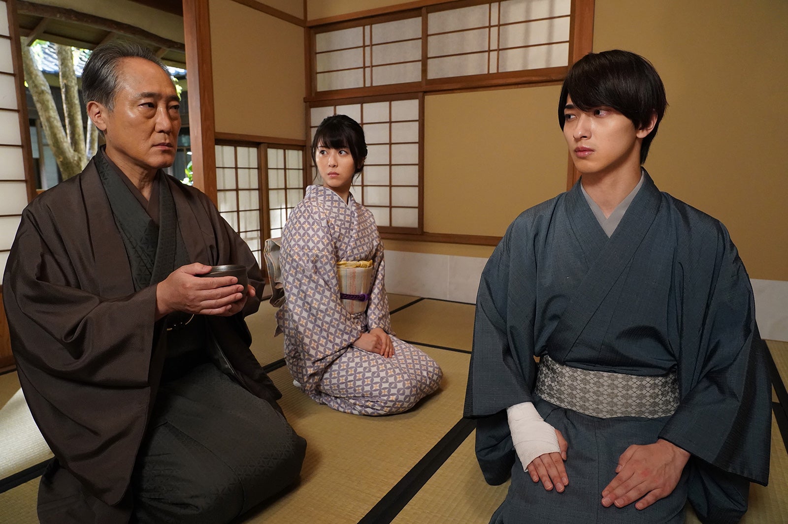 佐野史郎、浜辺美波、横浜流星「私たちはどうかしている」第3話より（C）日本テレビ