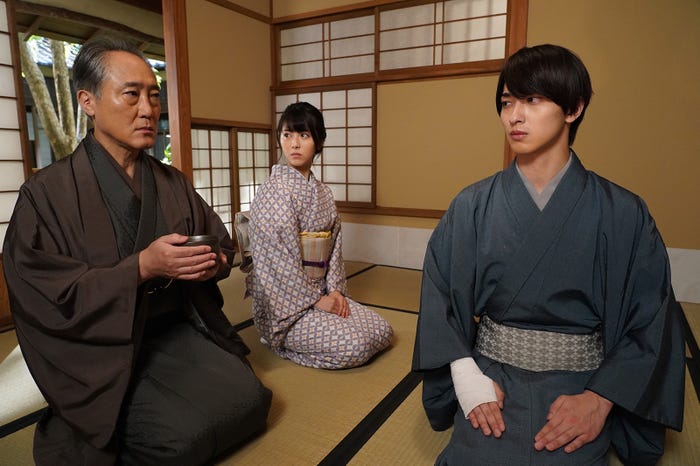 佐野史郎、浜辺美波、横浜流星「私たちはどうかしている」第3話より(C)日本テレビ