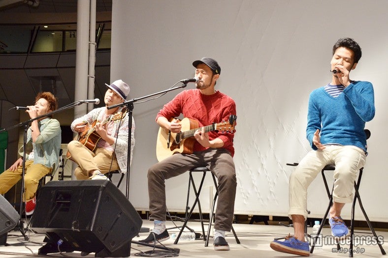 「逗子三兄弟」のメンバーとともに熱唱する今井洋介