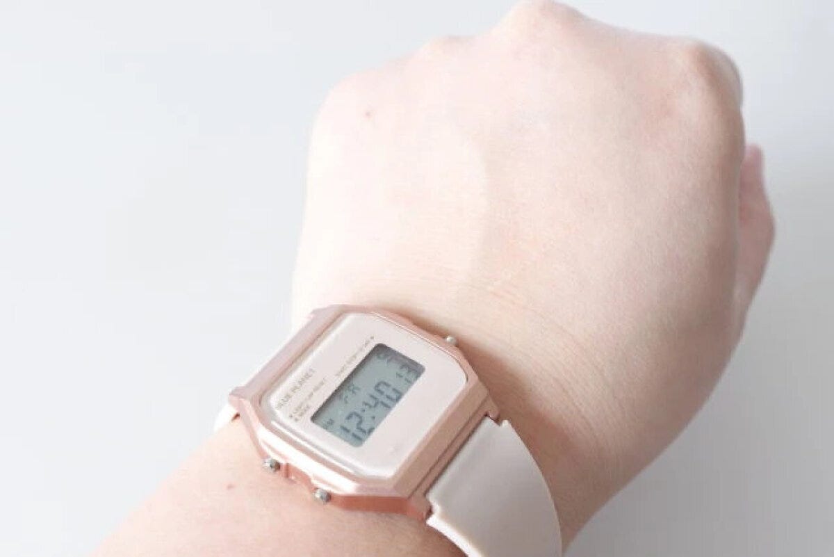 ダイソーのデジタルウォッチ（ブループラネット、ベージュ）使用例