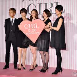 映画「GIRL」完成報告パーティーに登場した(写真左から)深川栄洋監督、吉瀬美智子、香里奈、麻生久美子、板谷由夏