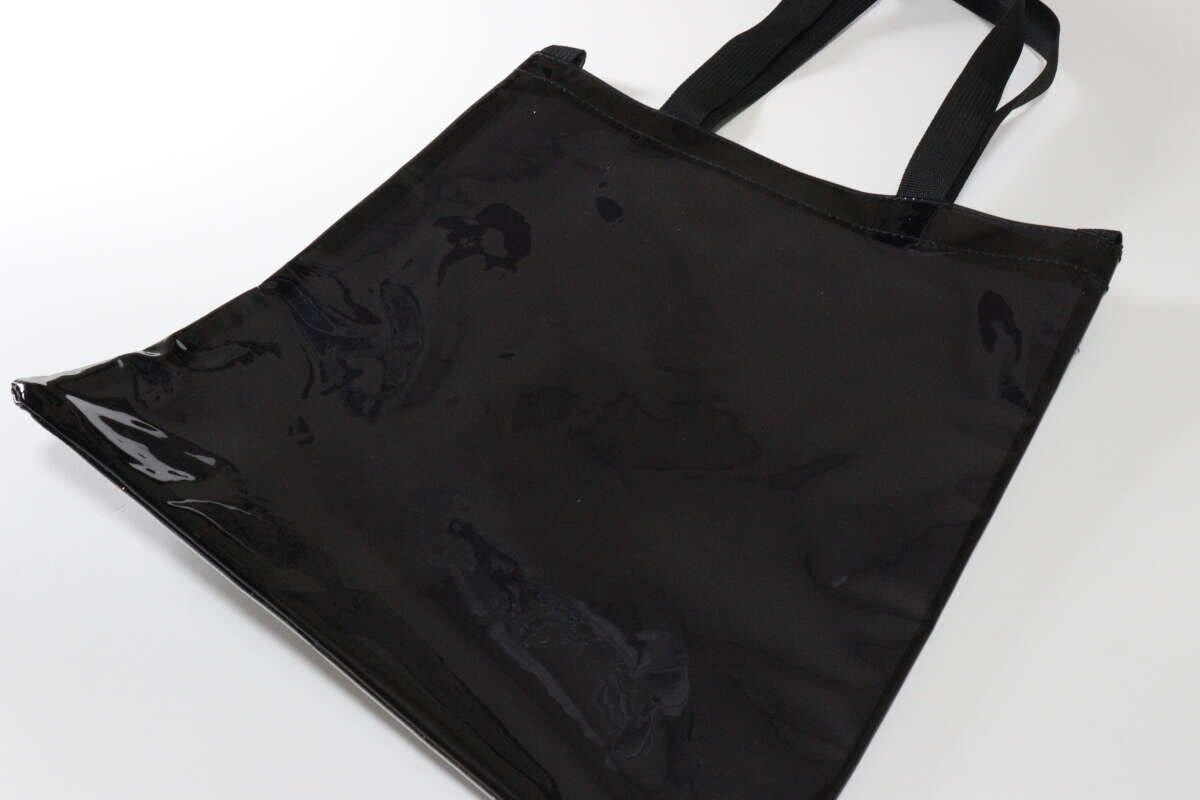 ショルダーベルトもつけられるトートバッグ　背面デザイン