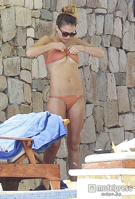 ジェシカ・アルバ、ビーチでビキニの中身を確認？