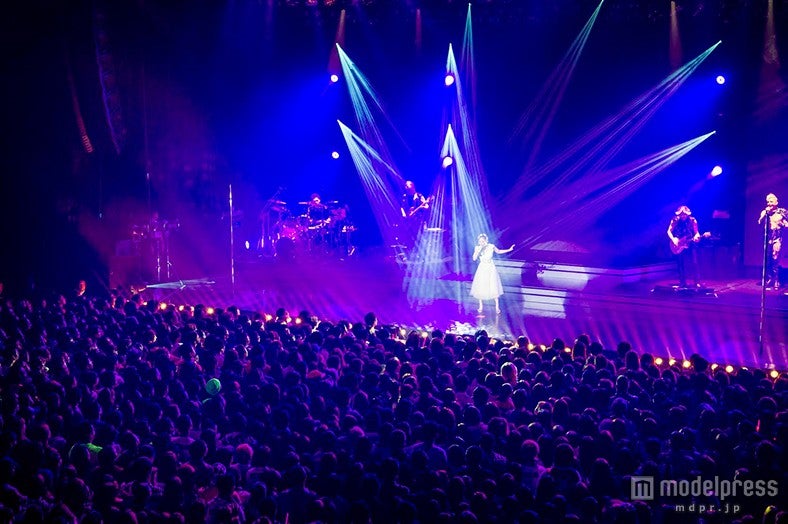 超満員の会場でライブを開催した浜崎あゆみ
