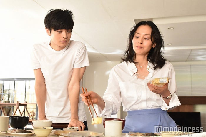 瀬戸康史、中谷美紀/『私結婚できないんじゃなくて、しないんです』第5話・場面カット(C)TBS