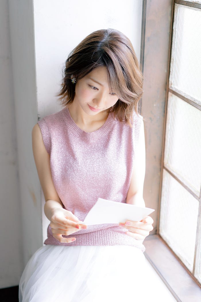 渡辺麻友と柏木由紀の共著『まゆゆきりん「往復書簡」~一文字、一文字に想いを込めて~』(画像提供:双葉社)