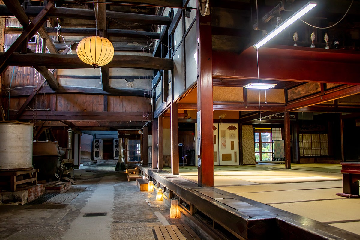 「旧宮崎酒造」のオイとトオリニワと上部には、「枠の内」と呼ばれる豪壮な梁組があります／提供画像