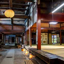 「旧宮崎酒造」のオイとトオリニワと上部には、「枠の内」と呼ばれる豪壮な梁組があります/提供画像