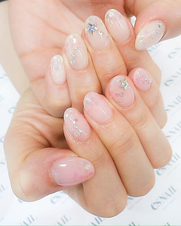 淡めのホロでロマンチックに(画像提供:esNAIL)