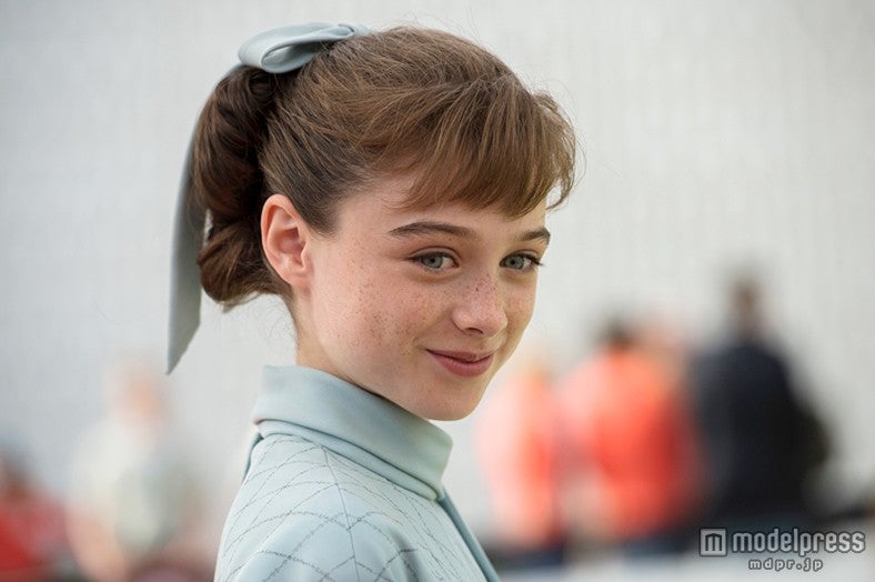 謎の美少女アテナ（ラフィー・キャシディ）に釘付け