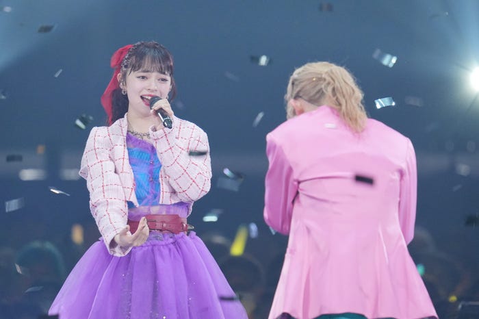 上國料萌衣、佐々木莉佳子「ANGERME CONCERT 2024 SECRET SECRET 佐々木莉佳子 FINAL『愛情の世界へ、君もおいでよ』」より(提供写真)