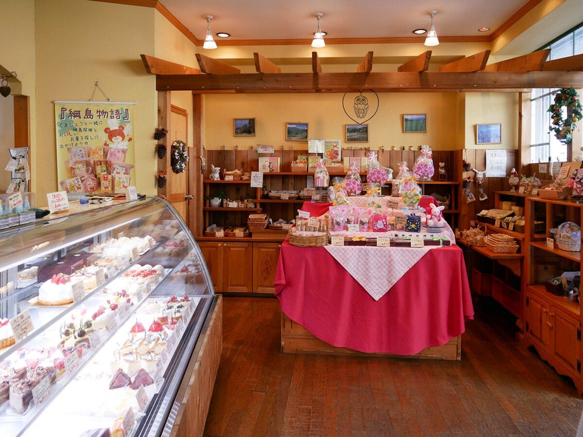 かわいらしい店内にはケーキや焼菓子がずらりと並んでいます
