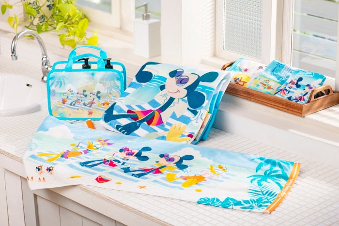 東京ディズニーランド＆シー、ミッキーたちが夏を満喫するデザインの「SuiSui Summer」グッズ登場