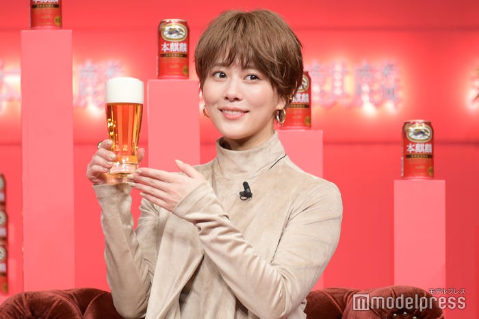 グラスを持つ高畑充希(C)モデルプレス