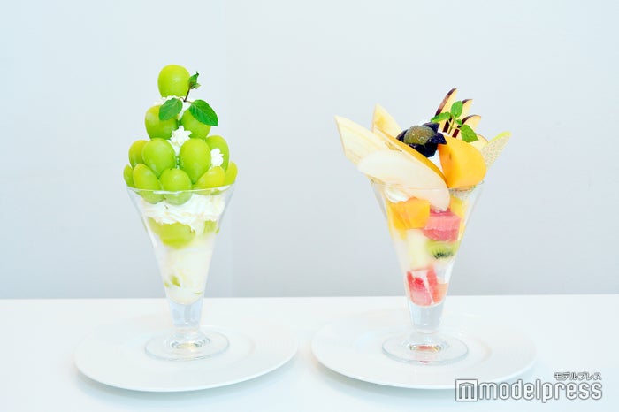 右から:フルーツミックスパフェ1,100円、季節のフルーツパフェ各1,100円+税(C)モデルプレス