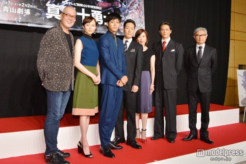 （左より）マキノノゾミ氏、比嘉愛未、松坂桃李、中村勘九郎、真矢みき、加藤雅也、堤幸彦監督
