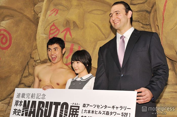 (左から)小島よしお、生駒里奈、鳴戸親方