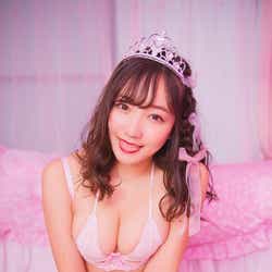 モデルプレス - “プロフェッショナルロリ巨乳”京佳、圧巻バストのランジェリー姿 「GIRLS graph.」誌面カット公開