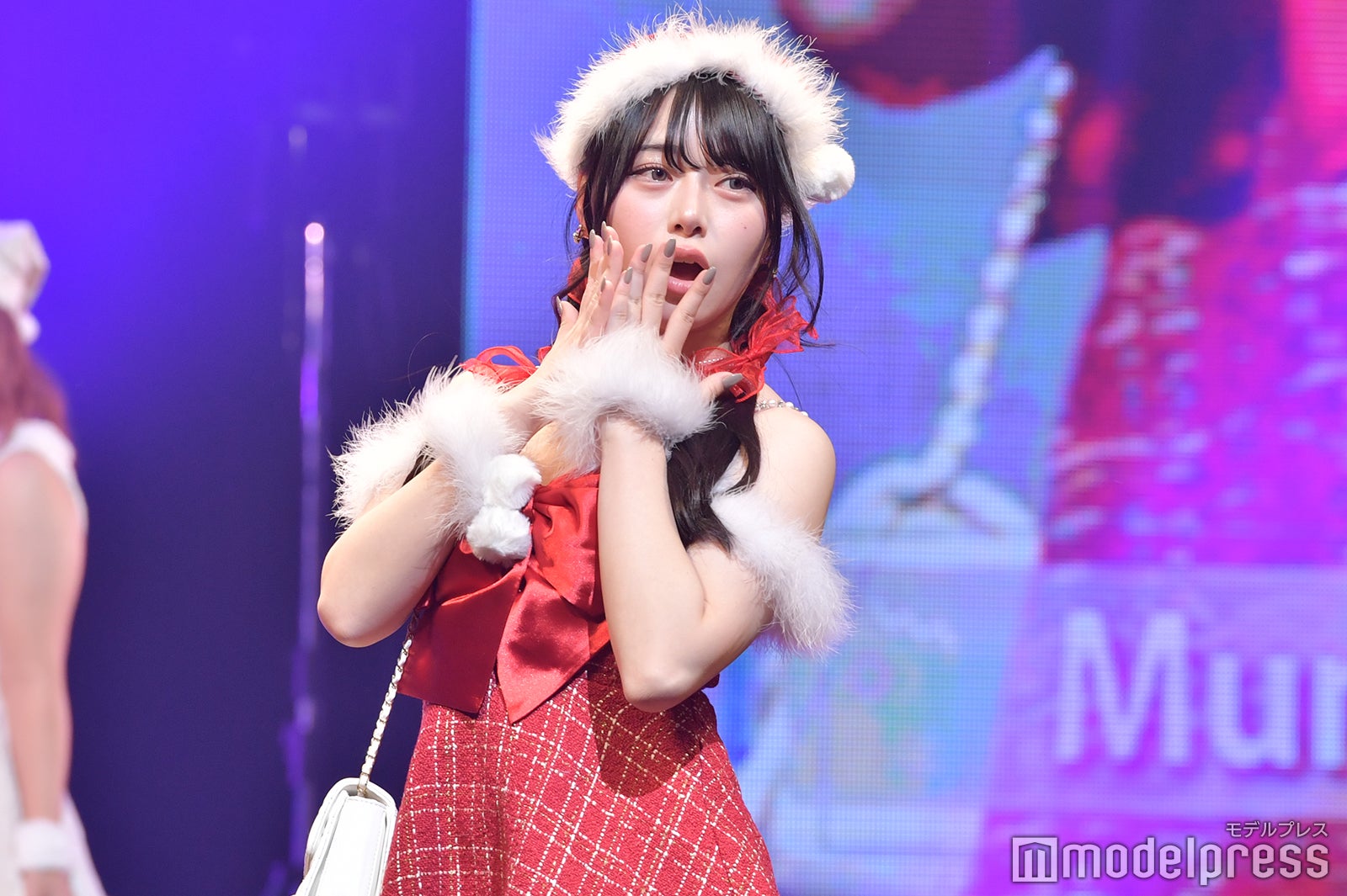 TikTokフォロワー400万人超え・Mumei（むめい）、美谷間ちらりサンタコス姿に観客悶絶＜学生ランウェイ＞