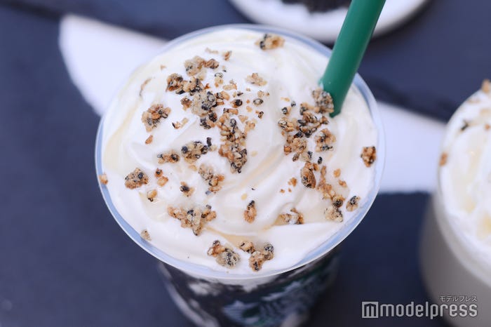 粉砕したゴマサブレをトッピング (C)モデルプレス