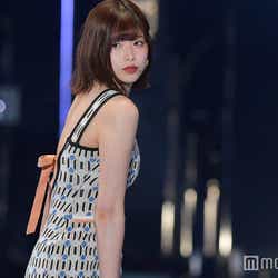 モデルプレス - 欅坂46渡邉理佐、背中ざっくりタイトワンピで色気たっぷり<TGC2018S/S>