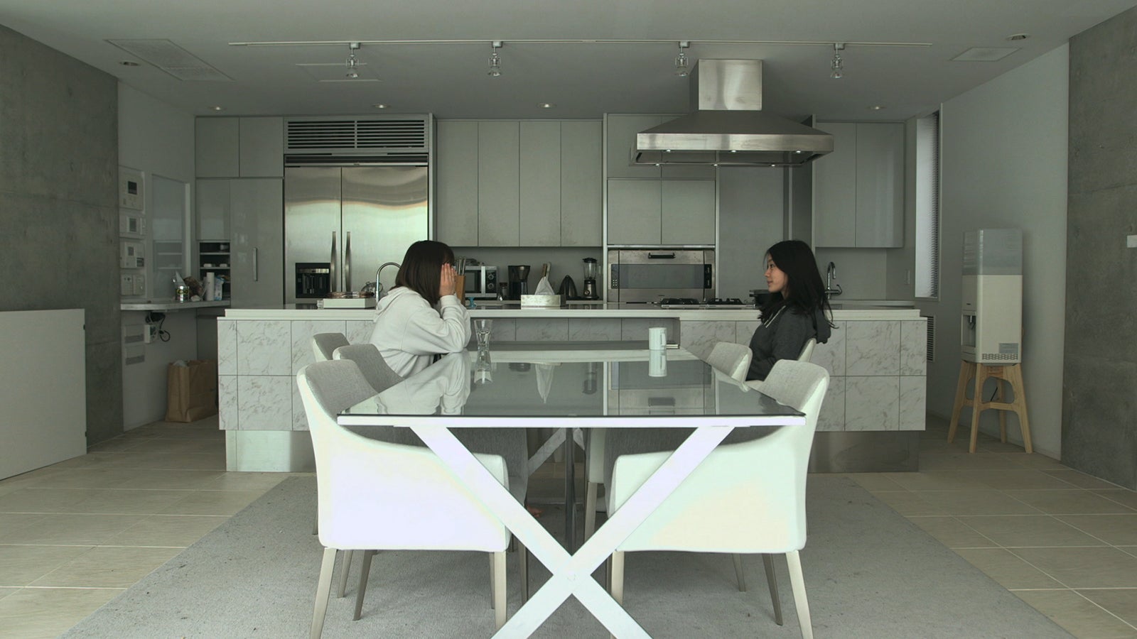 理子、美咲『TERRACE HOUSE BOYS ＆ GIRLS IN THE CITY』29th WEEK（C）フジテレビ／イースト・エンタテインメント