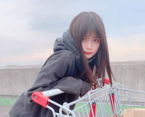 「服どうなってる?」「二度見した」斬新すぎるコーデの美女・景井ひなが話題
