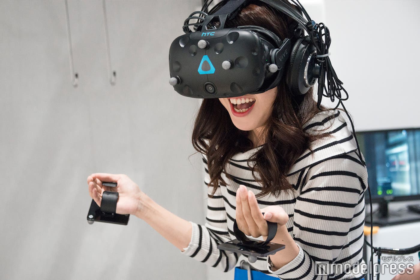 エレベーターに乗る前から絶叫する石木さん(C)モデルプレス