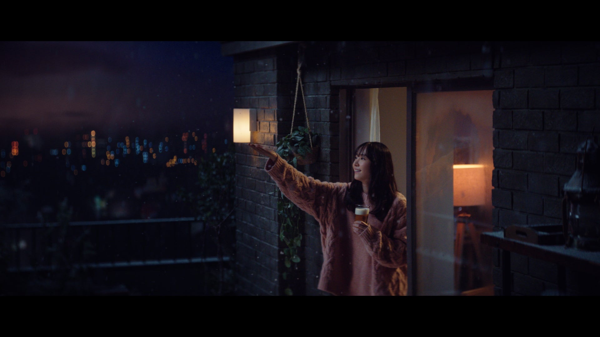 新垣結衣新CM「2022年もおつかれ生です」篇より（提供写真）