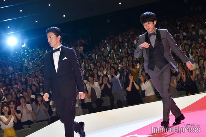 上演後に再びサプライズ登場した木村拓哉、二宮和也(C)モデルプレス