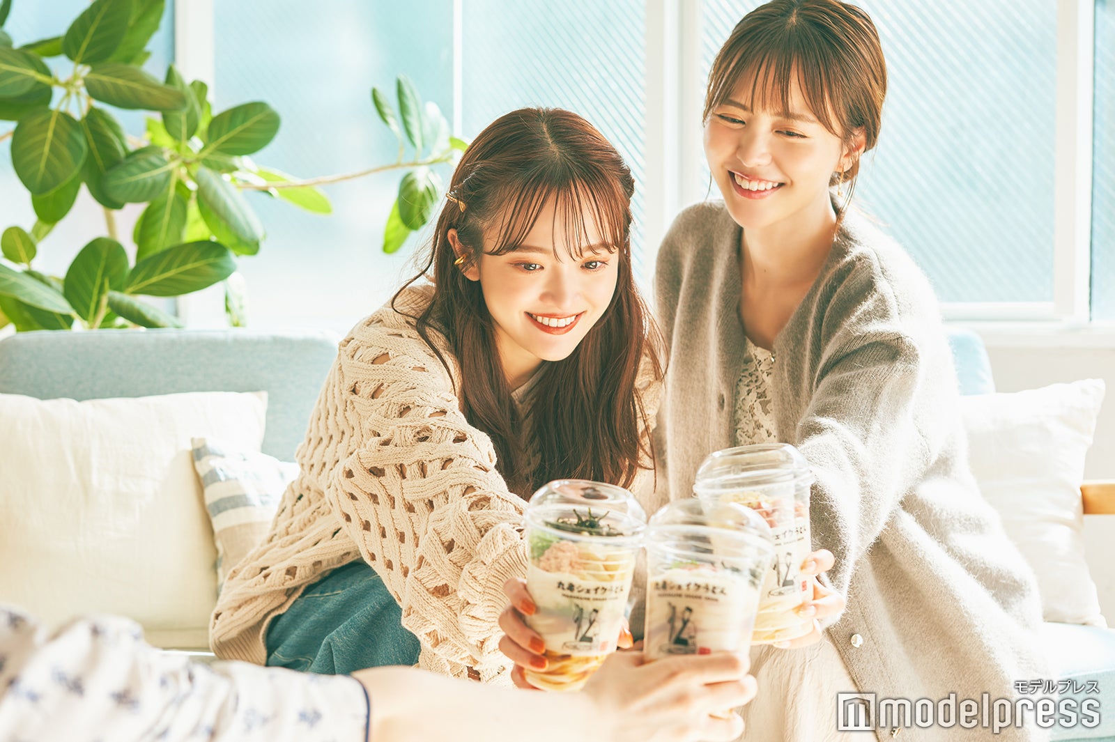 （左から）田久保夏鈴、新田さちか（C）モデルプレス