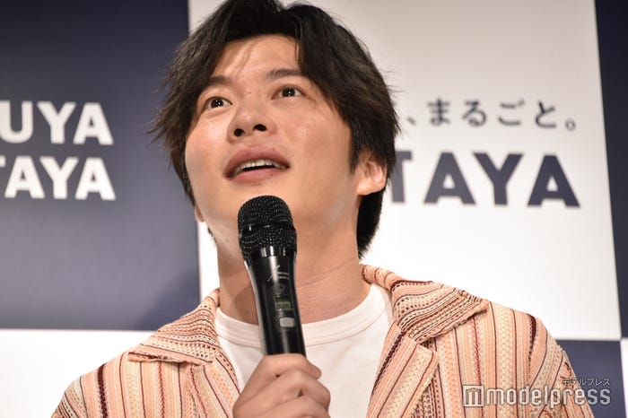 どんな40歳になりたいか聞かれ天を仰ぐ田中圭(C)モデルプレス