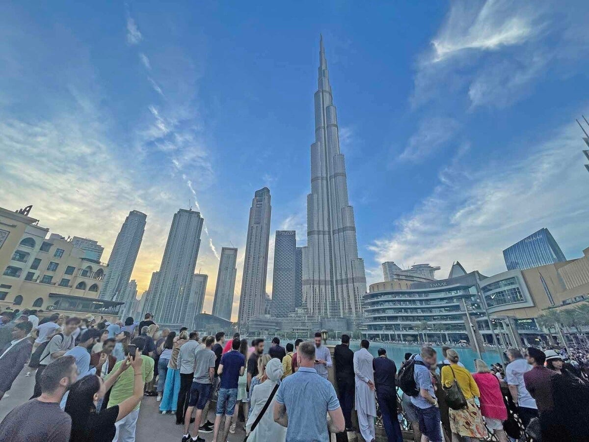 世界一高い建造物「バージュ・カリファ」。世界中から観光客が集まり、活気に満ちたドバイ