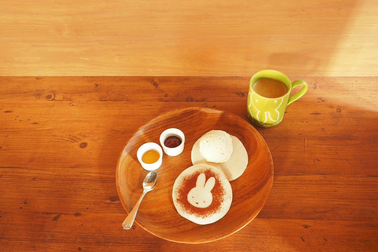 パンケーキ＆豆乳アイスセット￥1,000※ドリンクはアセロラジュース・ジンジャーエール、コーヒーのいずれか／画像提供：ハウステンボス