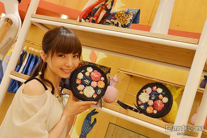 観光中にぴったりなかごバッグ／モデル：富田千穂