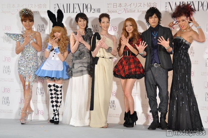 （左から）はるな愛、益若つばさ、ミー、ケー（共にピンク・レディー）、西野カナ、山本裕典、LiLiCo